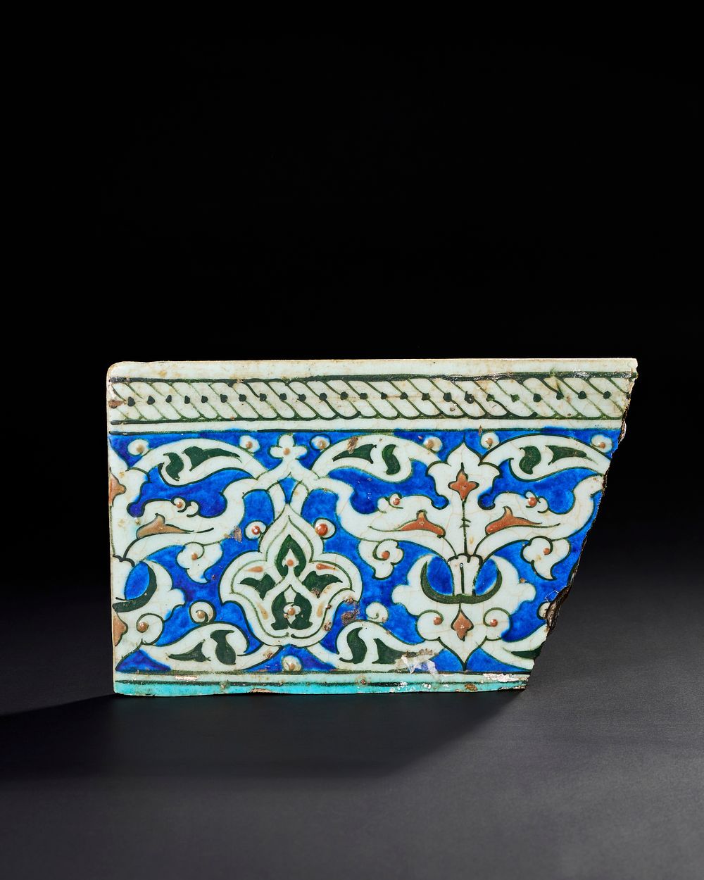 Lot 154: A 16TH CENTURY OTTOMAN IZNIK GLAZED POTTERY TILE