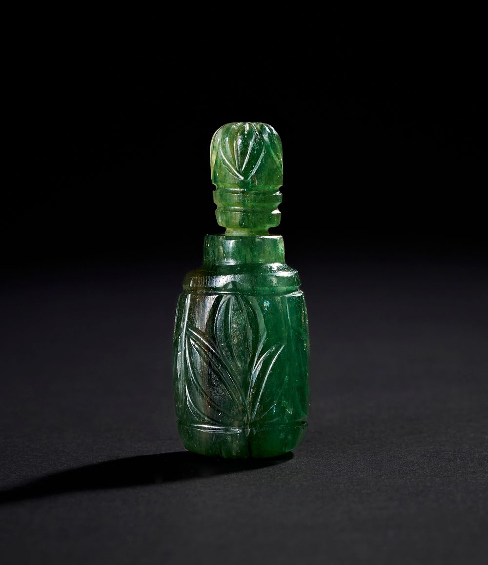 Lot 198: A CARVED EMERALD SCENT BOTTLE WITH STOPPER, NORTHERN INDIA, 19TH CENTURY