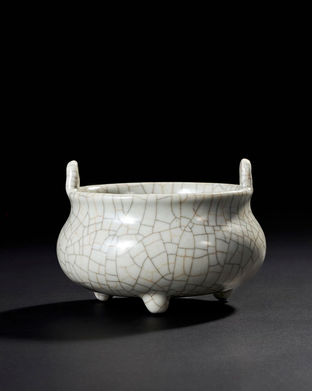 Lot 214: A CHINESE GE-TYPE CRACKLE-GLAZED TRIPOD CENSER, QING DYNASTY, 19TH CENTURY