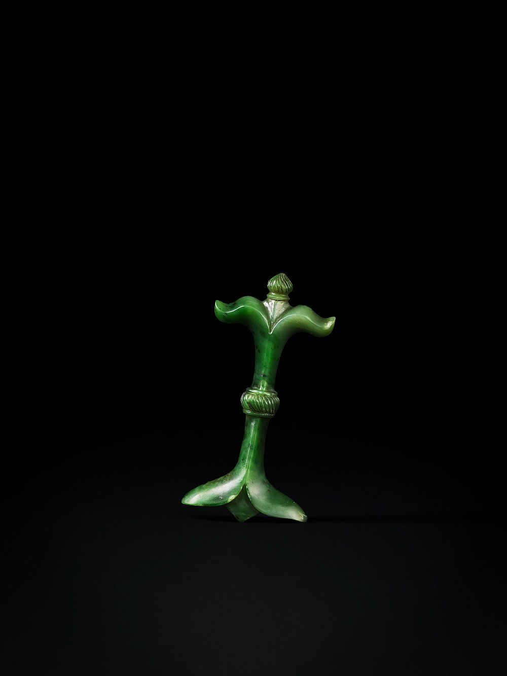 Lot 171: MUGHAL SPINACH JADE HILT, INDIA, 19TH CENTURY