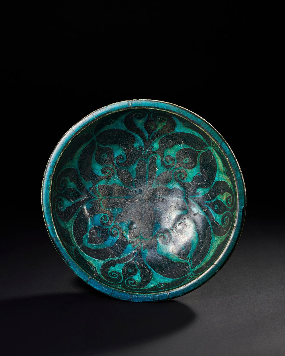Lot 162: A 12TH-13TH CENTURY PERSIAN SELJUK GLAZED POTTERY SILHOUETTE WARE BOWL