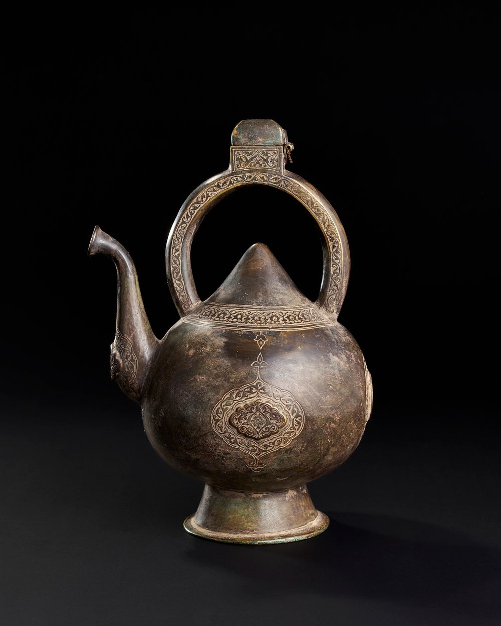 Lot 230: A FINE ENGRAVED KETTLE SHAPED BRONZE EWER, SAFAVID, 17TH CENTURY