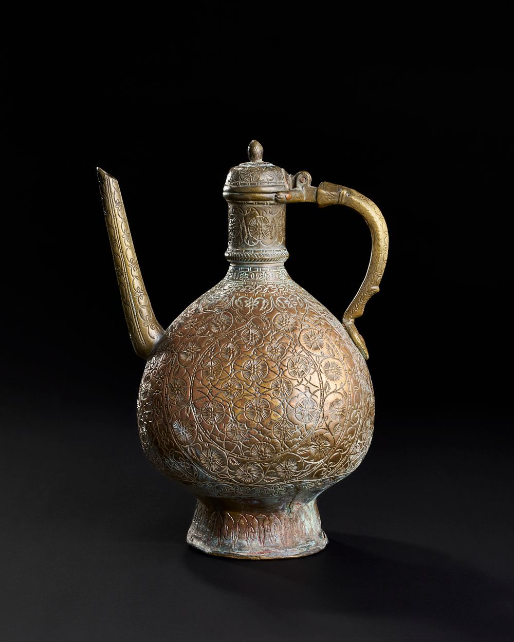 Lot 231: AN 18TH CENTURY ENGRAVED MUGHAL BRONZE EWER, NORTH INDIA, LAHORE