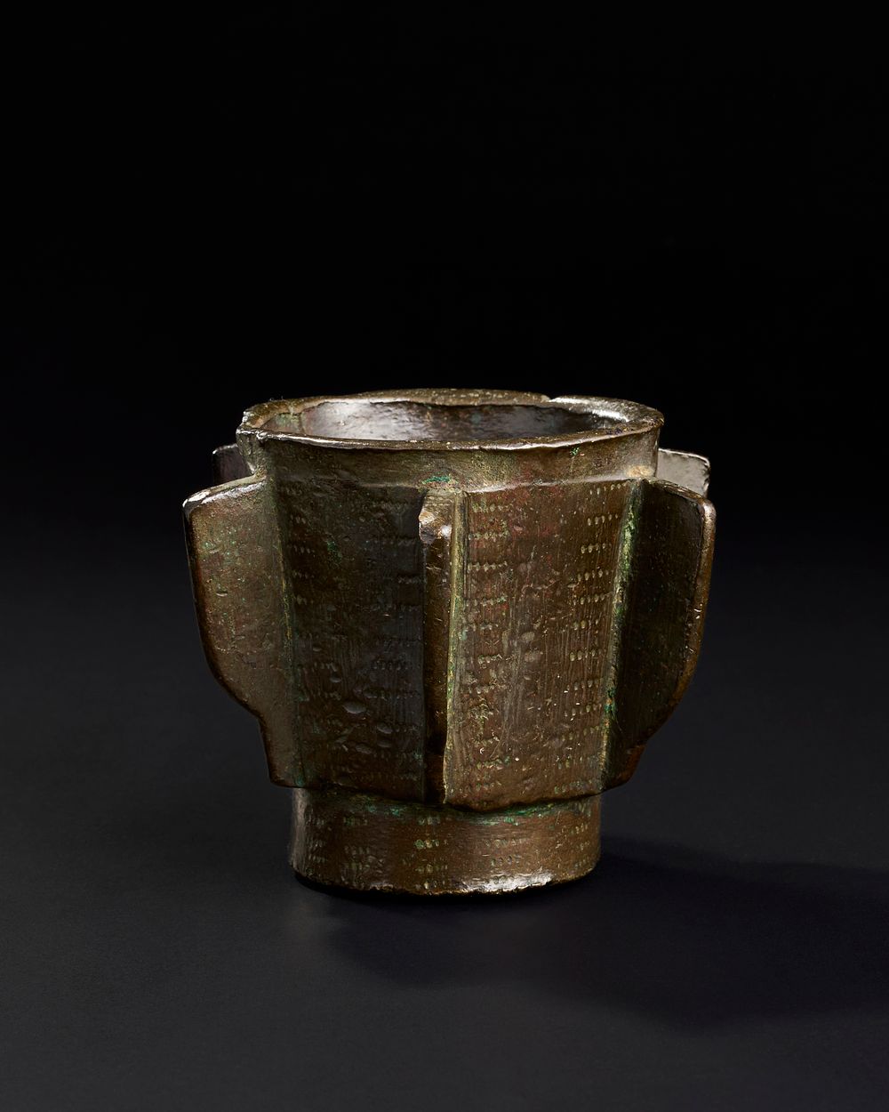 Lot 223: A BRONZE MORTAR WITH RIBS TO THE BODY, SPANISH ANDALUSIAN, 14TH - 15TH CENTURY