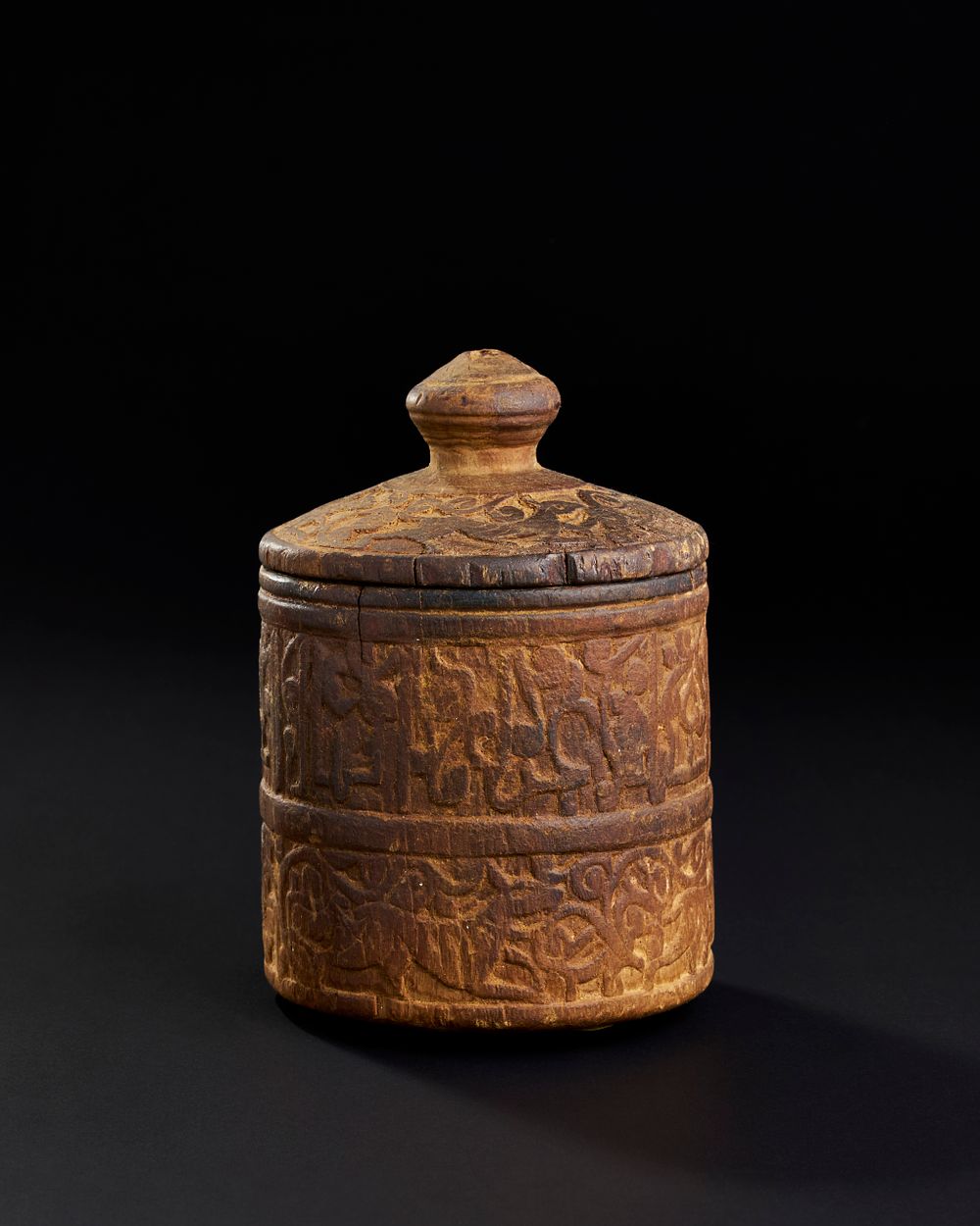 Lot 251: A RARE EARLY ISLAMIC ENGRAVED WOODEN CYLINDRICAL CONTAINER WITH KUFIC CALLIGRAPHY, PERSIA OR SYRIA, 10TH-12TH CENTURY