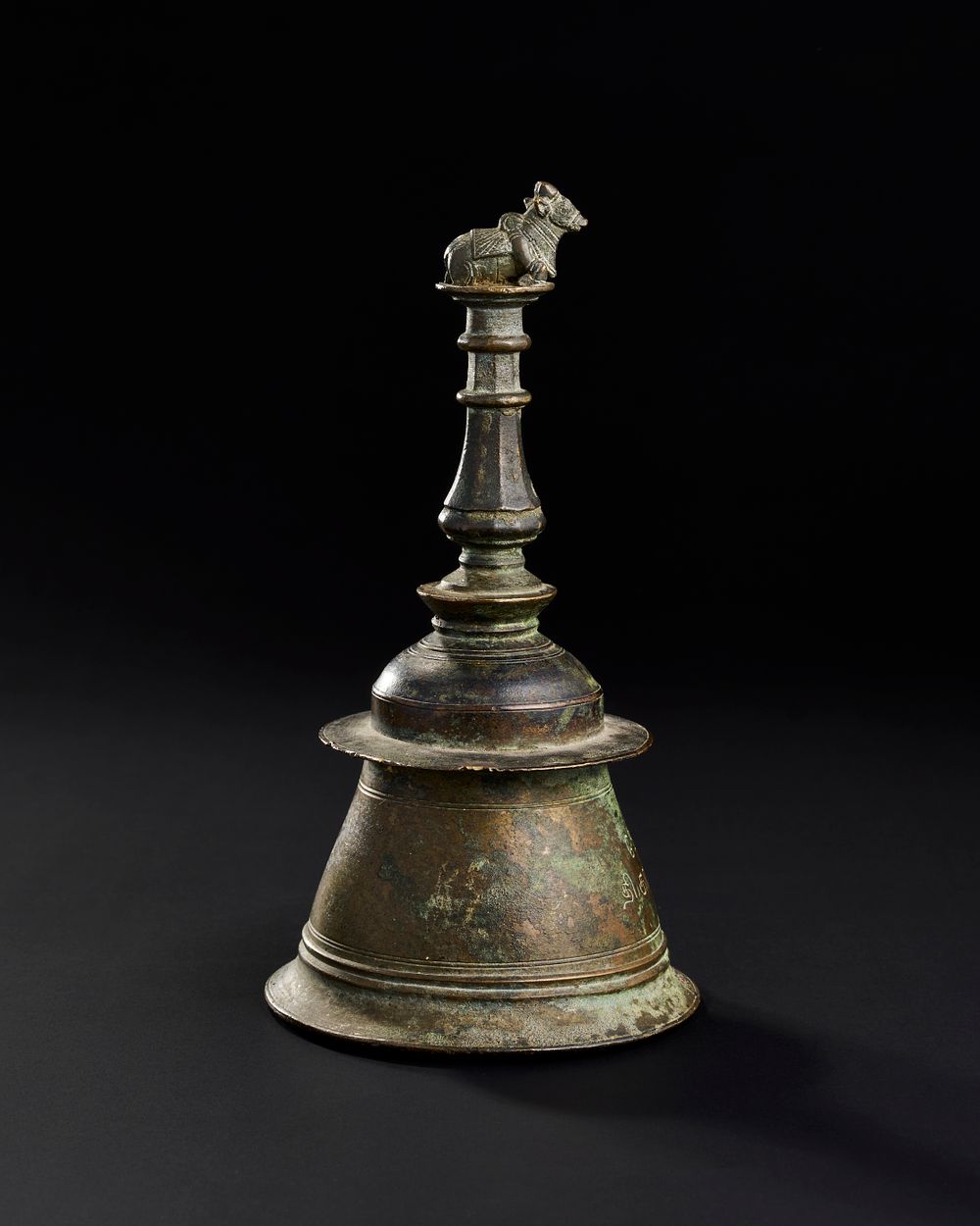 Lot 177: AN 18TH CENTURY SOUTH INDIAN BRONZE BELL WITH A NANDI BULL FINIAL