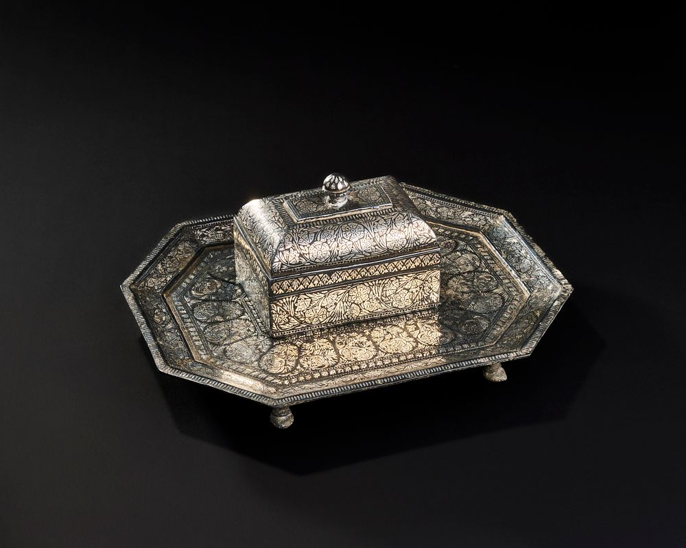 Lot 257: A 19TH CENTURY INDIAN BIDRI SILVER INLAID PANDAN BOX ON A TRAY