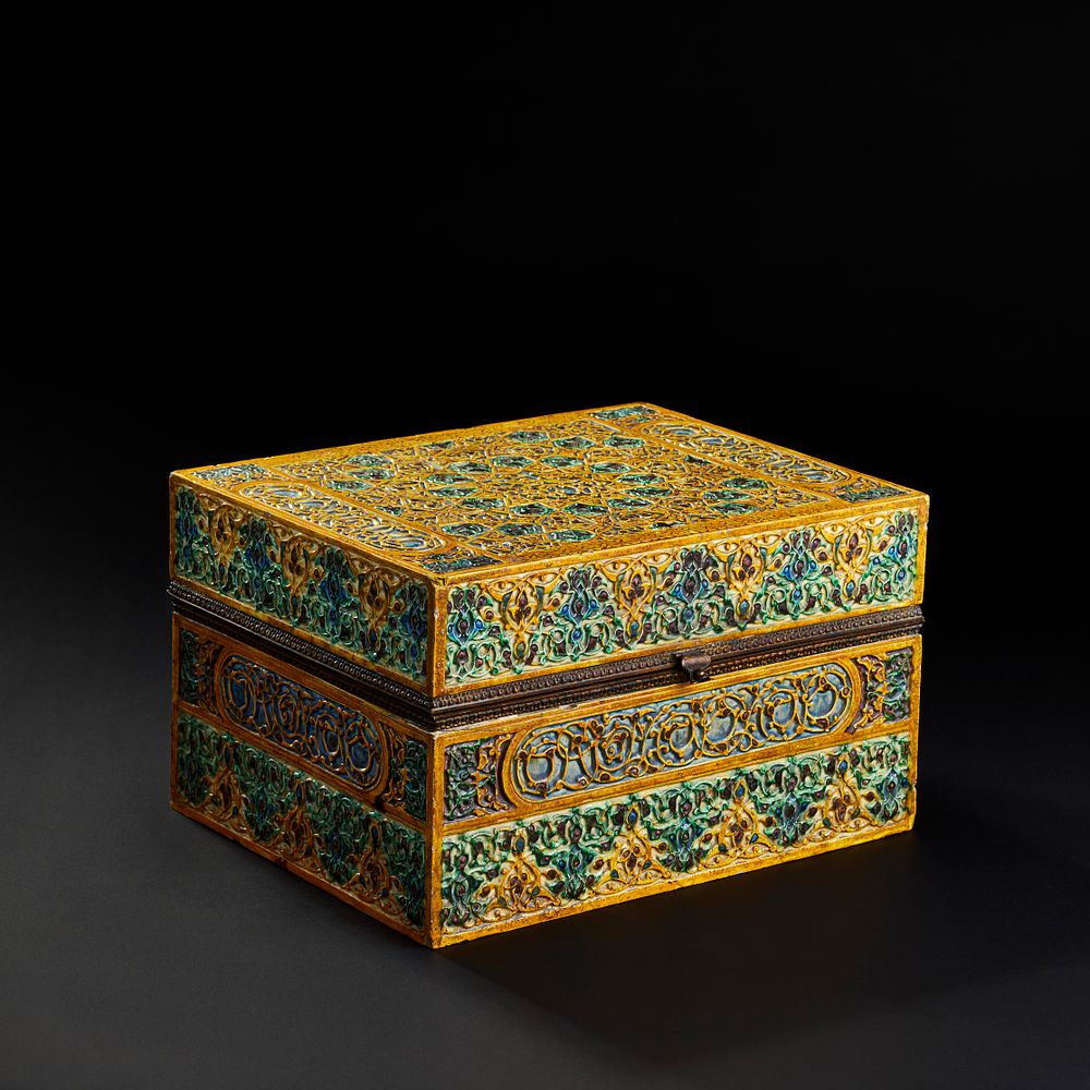 Lot 250: A FINE AND LARE ORIENTALIST ANDALUSIAN SPANISH STYLE GLAZED PORCELAIN CASKET, 19TH CENTURY