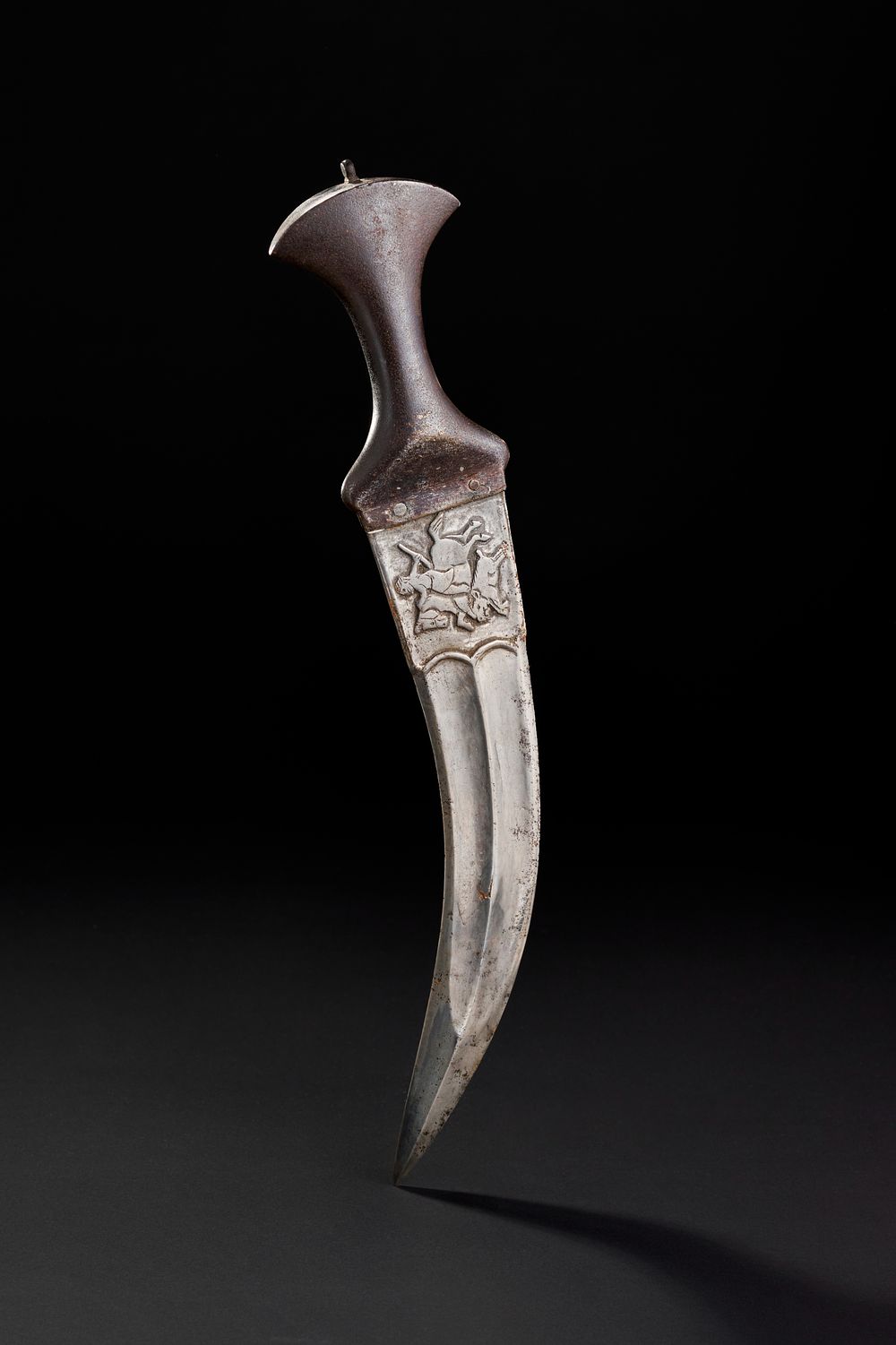 Lot 184: AN INDIAN ENGRAVED BLADE AND STEEL HANDLE DAGGER, 19TH CENTURY