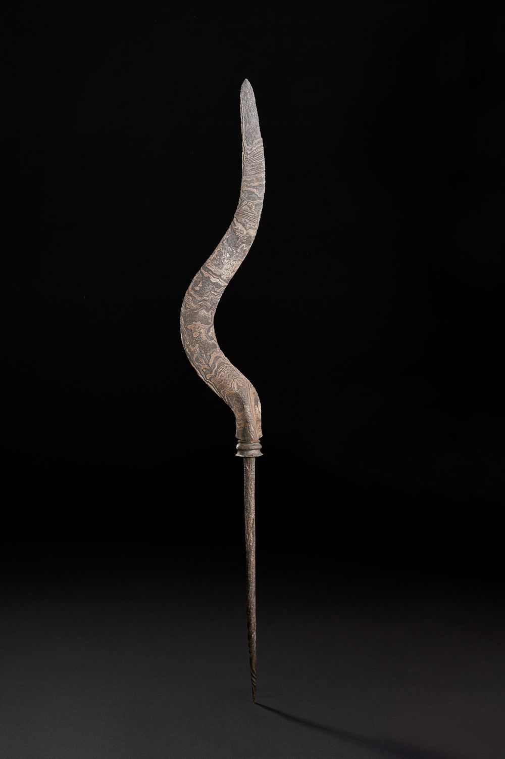 Lot 189: A RARE TIBETAN OR INDONESIAN WATERED STEEL SPEAR HEAD, 17TH - 18TH CENTURY