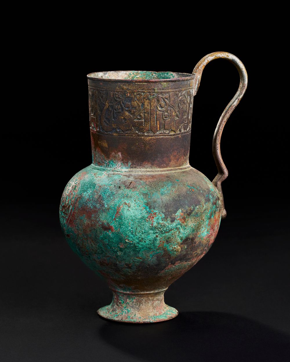 Lot 238: A SPANISH BRONZE JUG WITH KUFIC CALLIGRAPHY, 12TH - 14TH CENTURY