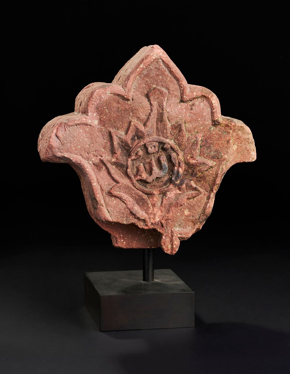 Lot 157: A CARVED RED STONE FINIAL, MUGHAL INDIA, 17TH CENTURY