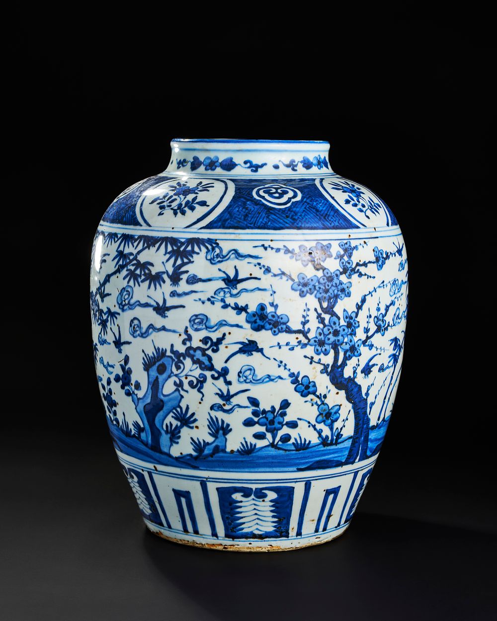 Lot 263: A LARGE BLUE AND WHITE CHINESE PORCELAIN JAR, MING OR QING DYNASTY