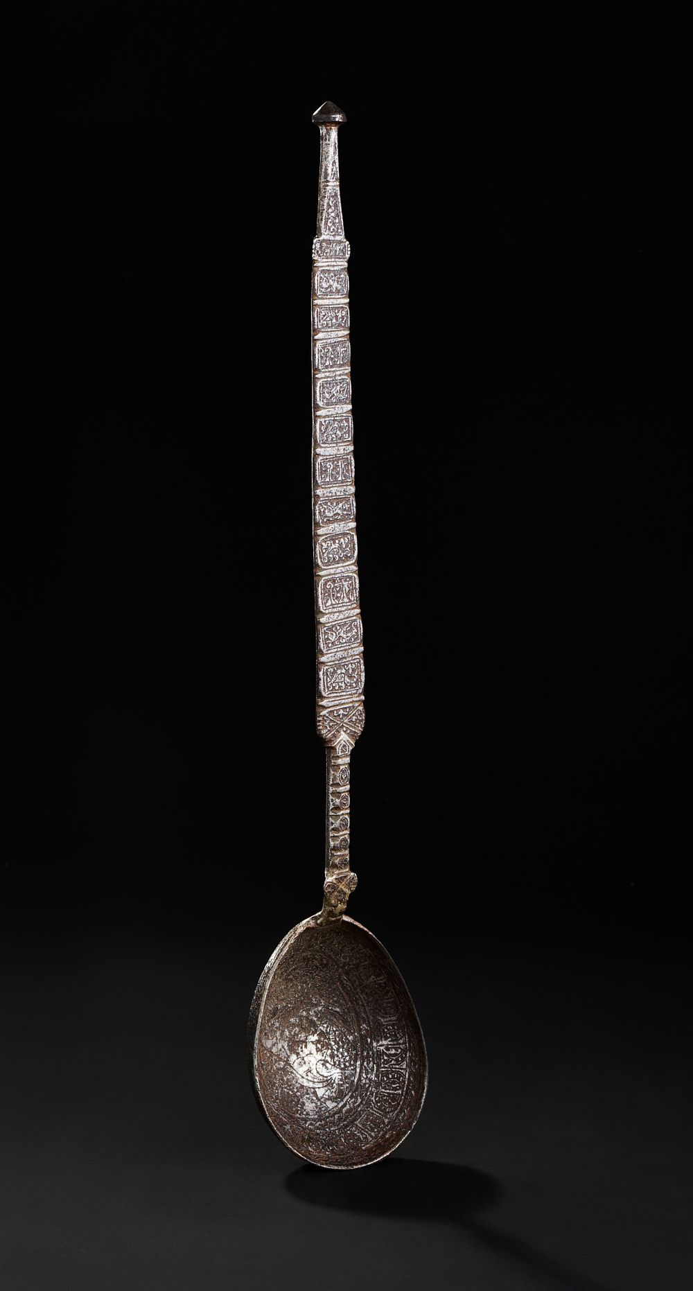 Lot 196: A RARE SELJUK ENGRAVED IRON LIDLE WITH KUFIC CALLIGRAPHY AND MYTHICAL CREATURES, PERSIA, 11TH - 12TH CENTURY