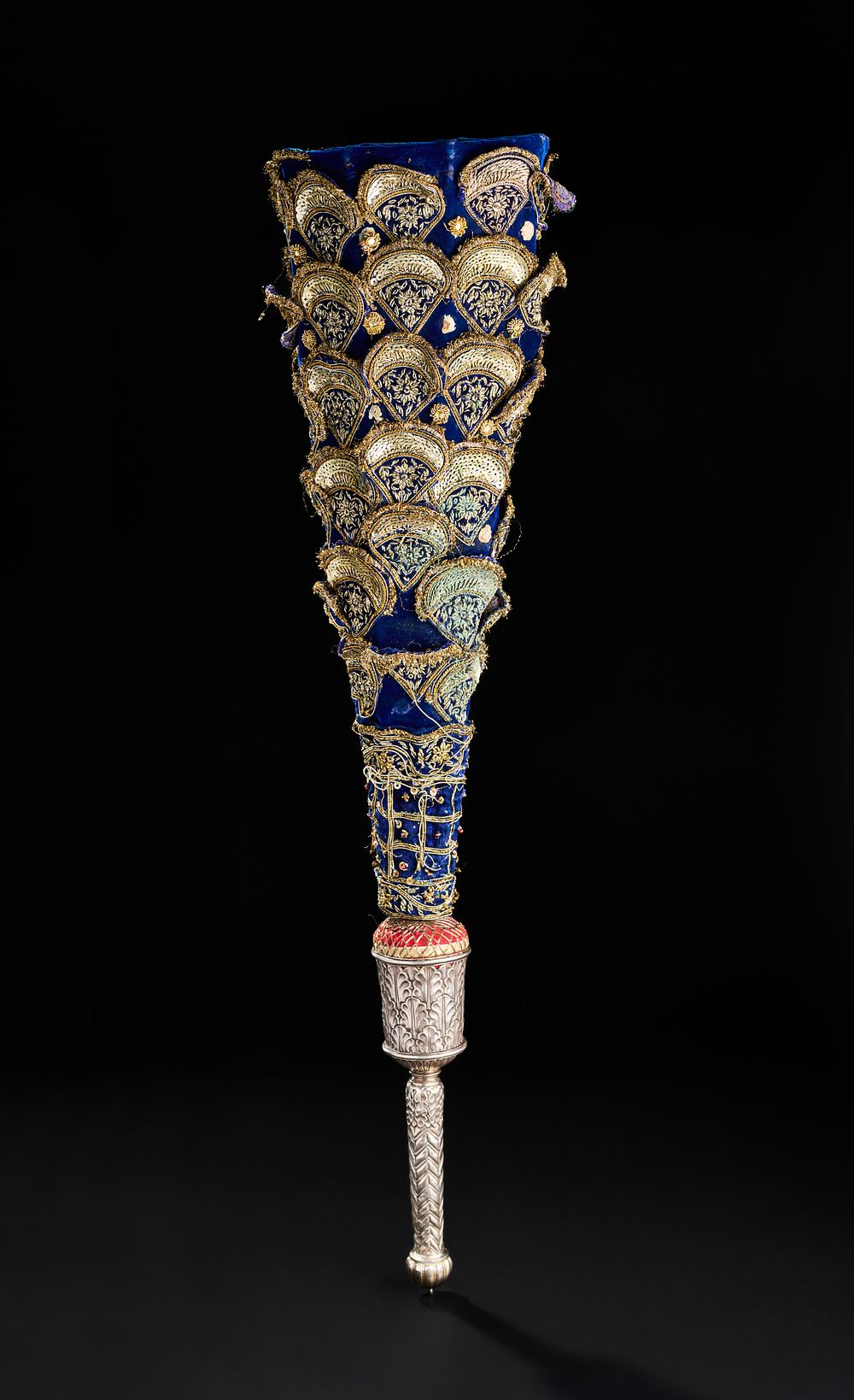 Lot 310: A SILVER FLY WHISK HANDLE, MUGHAL INDIA, EARLY 19TH CENTURY