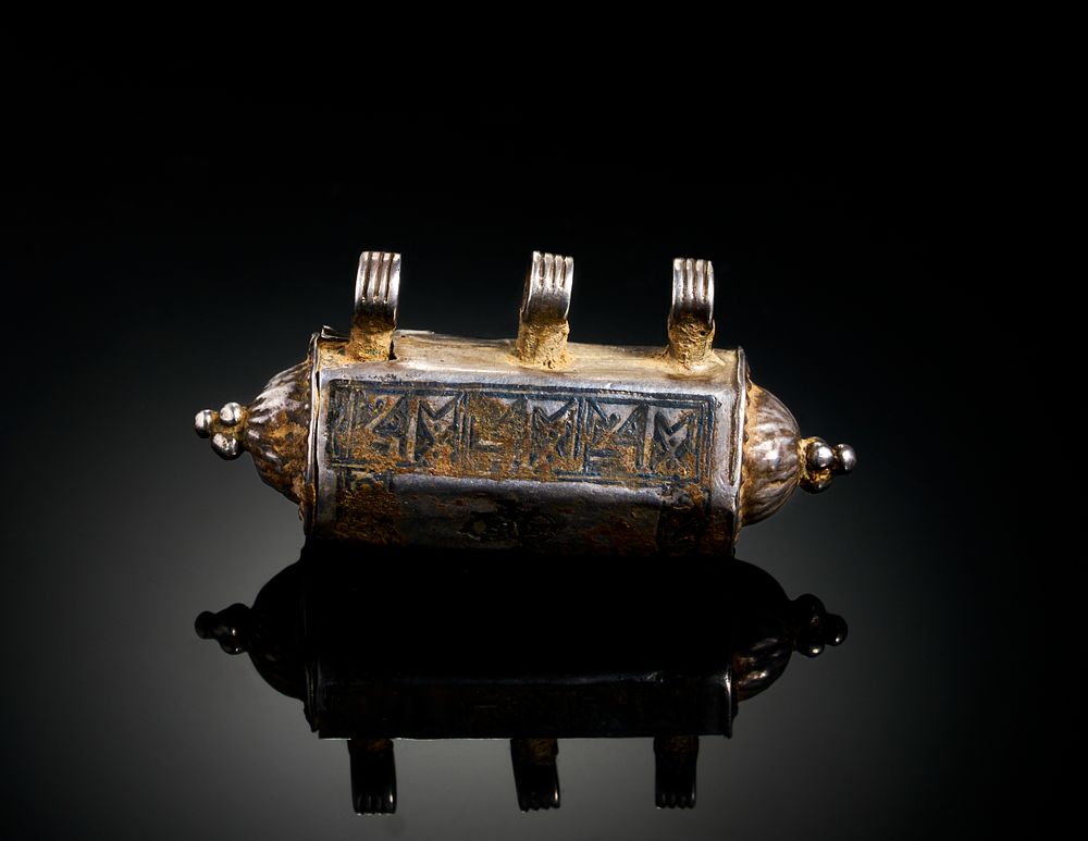 Lot 312: A SELJUK NIELLO AND GOLD INALID SILVER PENDANT OR AMULET WITH KUFIC CALLIGRAPHY, PERSIA, 12TH - 13TH CENTURY