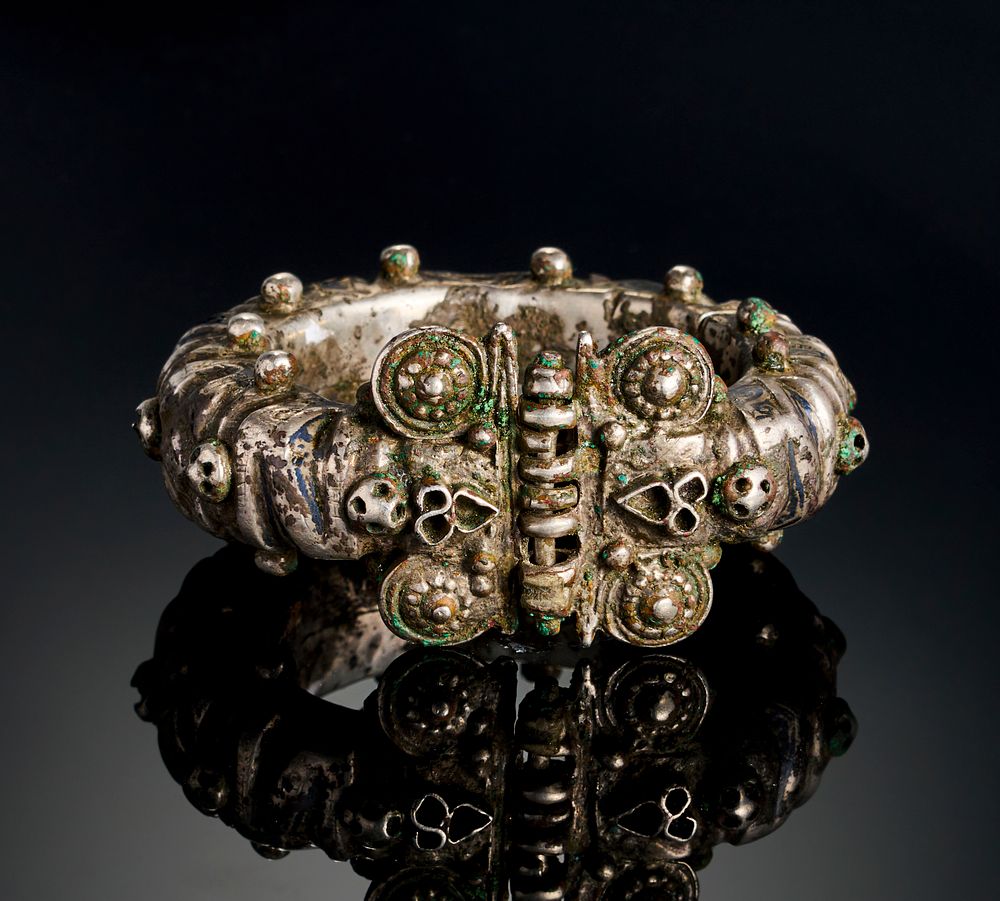 Lot 317: A SELJUK NIELLO INLAID SILVER BRACELET, 12TH-13TH CENTURY
