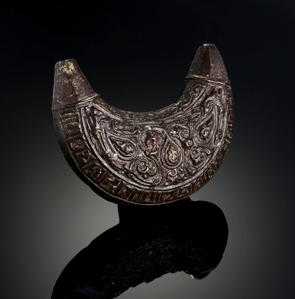 Lot 318: A SELJUK BRONZE CRESCENT SHAPED WEIGHT, PROBABLY KHURASAN, 12TH CENTURY