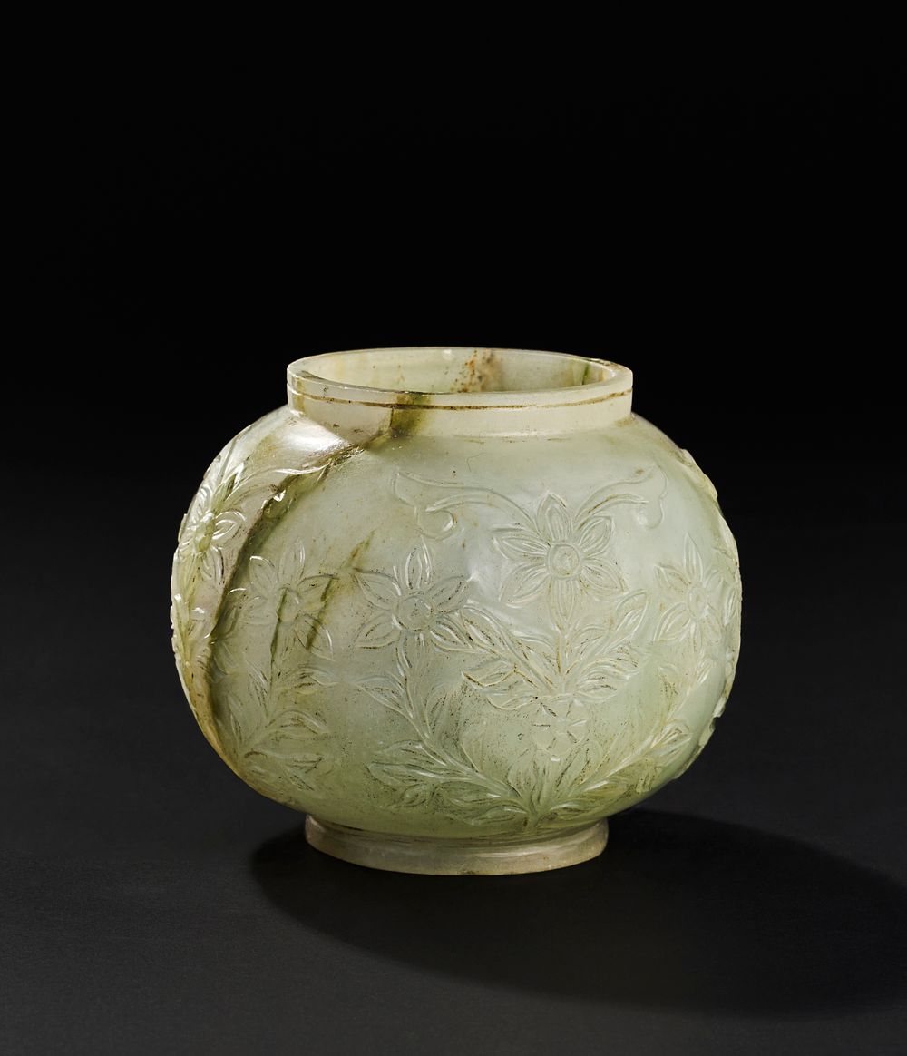Lot 170: A 19TH CENTURY CARVED JADE POT, MUGHAL, INDIA