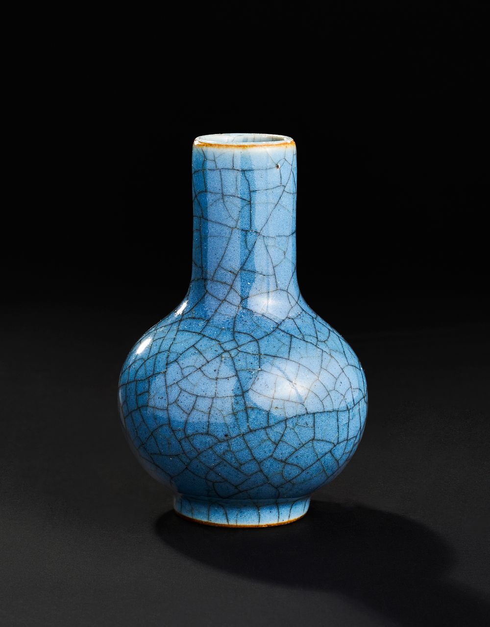 Lot 266: A BLUE GLAZED RU KILN CHINESE PORCELAIN VASE, 18TH CENTURY, QING DYNASTY (NO RESERVE)