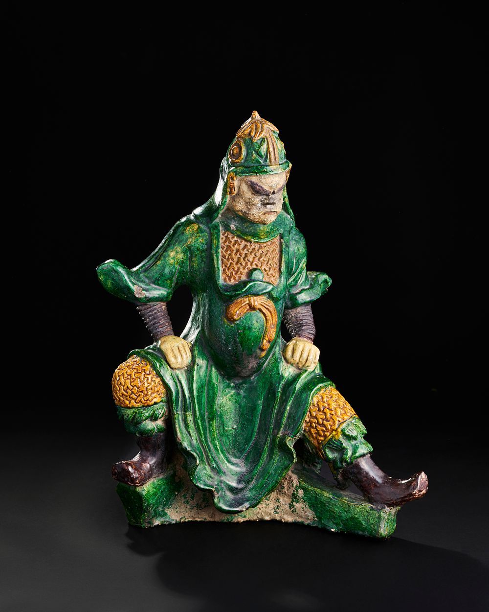 Lot 274: A LARGE CHINESE FAHUA FIGURE OF GUANDI, MING DYNASTY, 16TH/17TH CENTURY