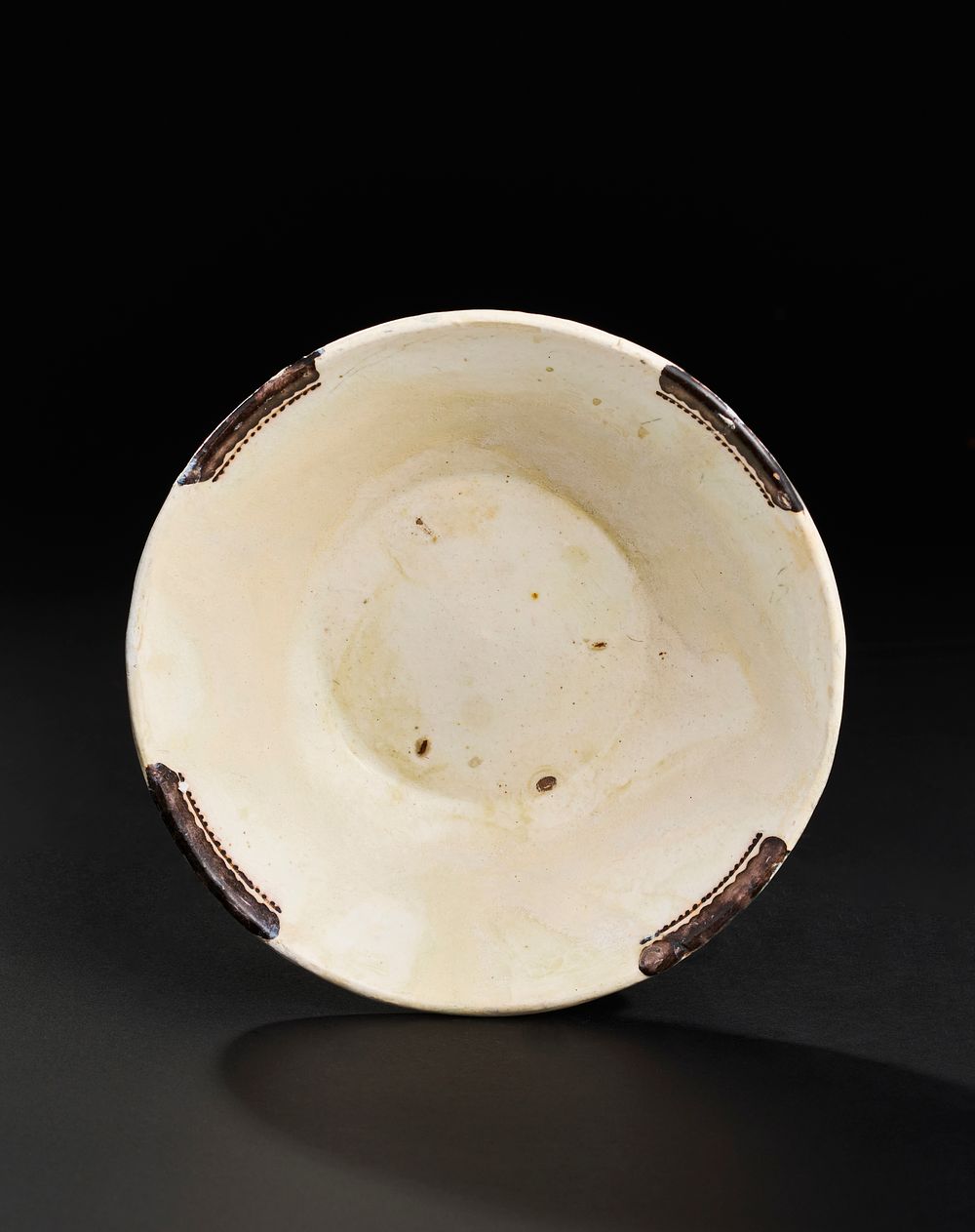 Lot 202: A SAMANID NISHAPURE POTTERY BOWL, 9TH-10TH CENTURY