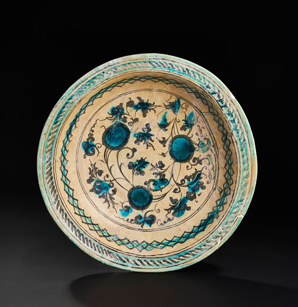 Lot 205: A TIMURID POTTERY CHARGER, PERSIA OR CENTRAL ASIA, 14TH-15TH CENTURY