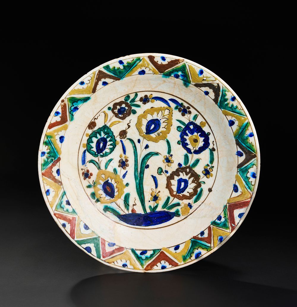 Lot 208: A LARGE KUBACHI GLAZED POTERY DISH, SAFAVID OR CENTRAL ASIA, 16TH-17TH CENTURY