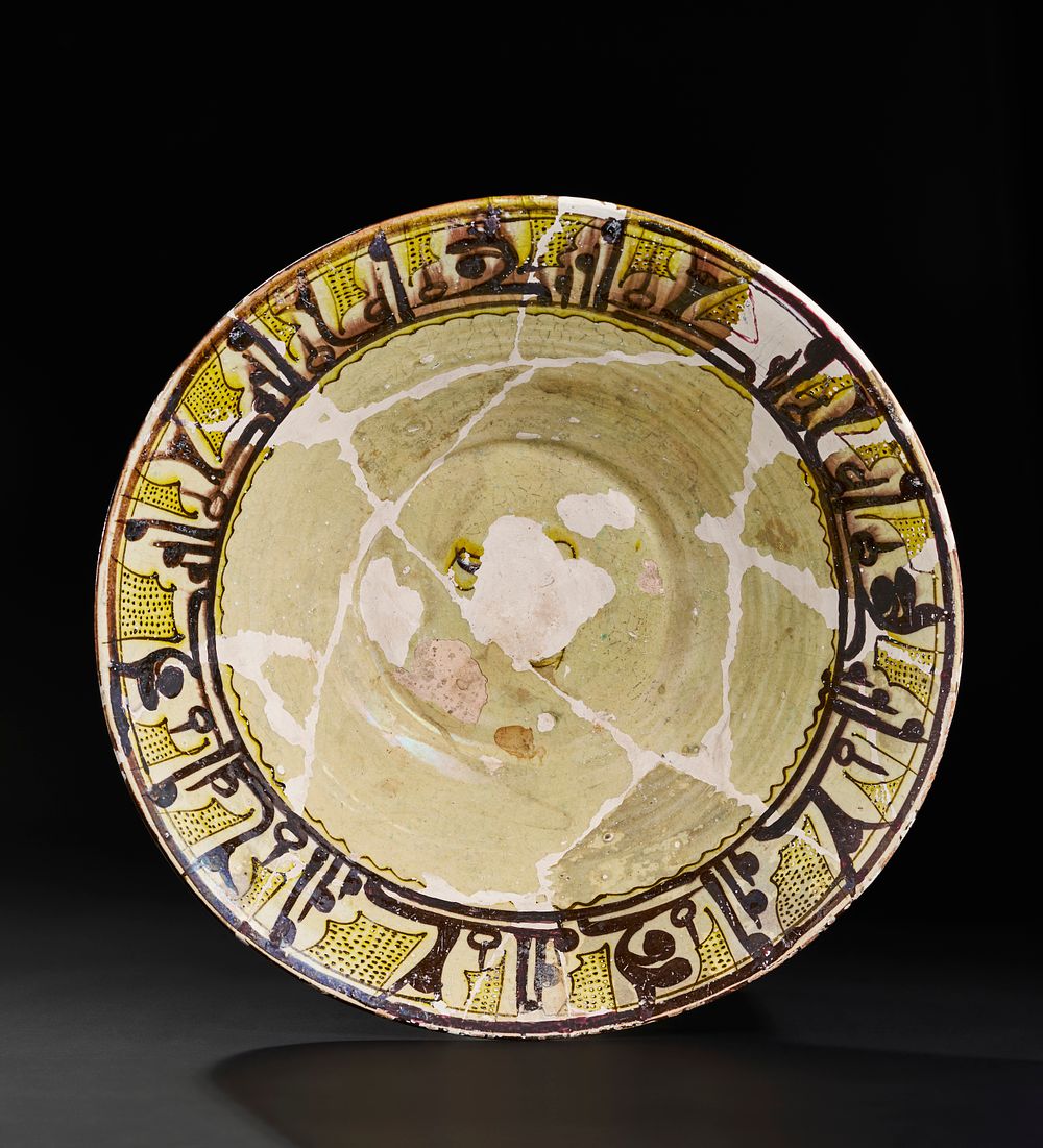 Lot 209: A LARGE KUFIC INSCRIBED NISHAPURE CERAMIC BOWL, 10TH CENTURY