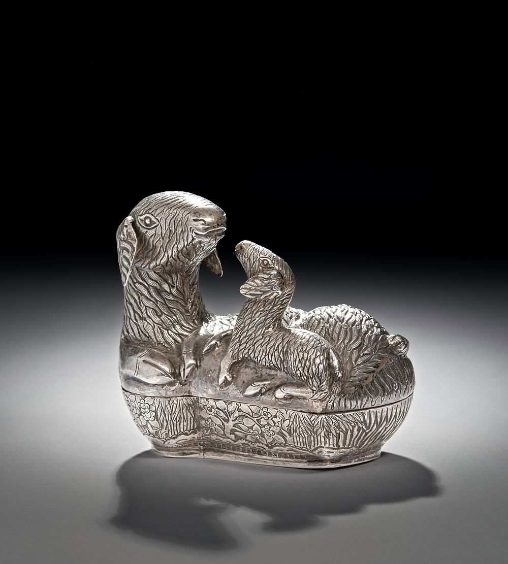 Lot 214: A CAMBODIAN SOLID SILVER BETEL BOX, EARLY 20TH CENTURY