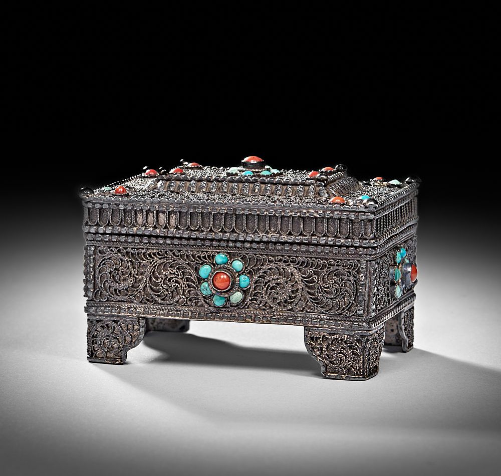 Lot 221: A TIBETAN SOLID SILVER FILIGREE BOX WITH SEMI PRECIOUS STONES, 20TH CENTURY