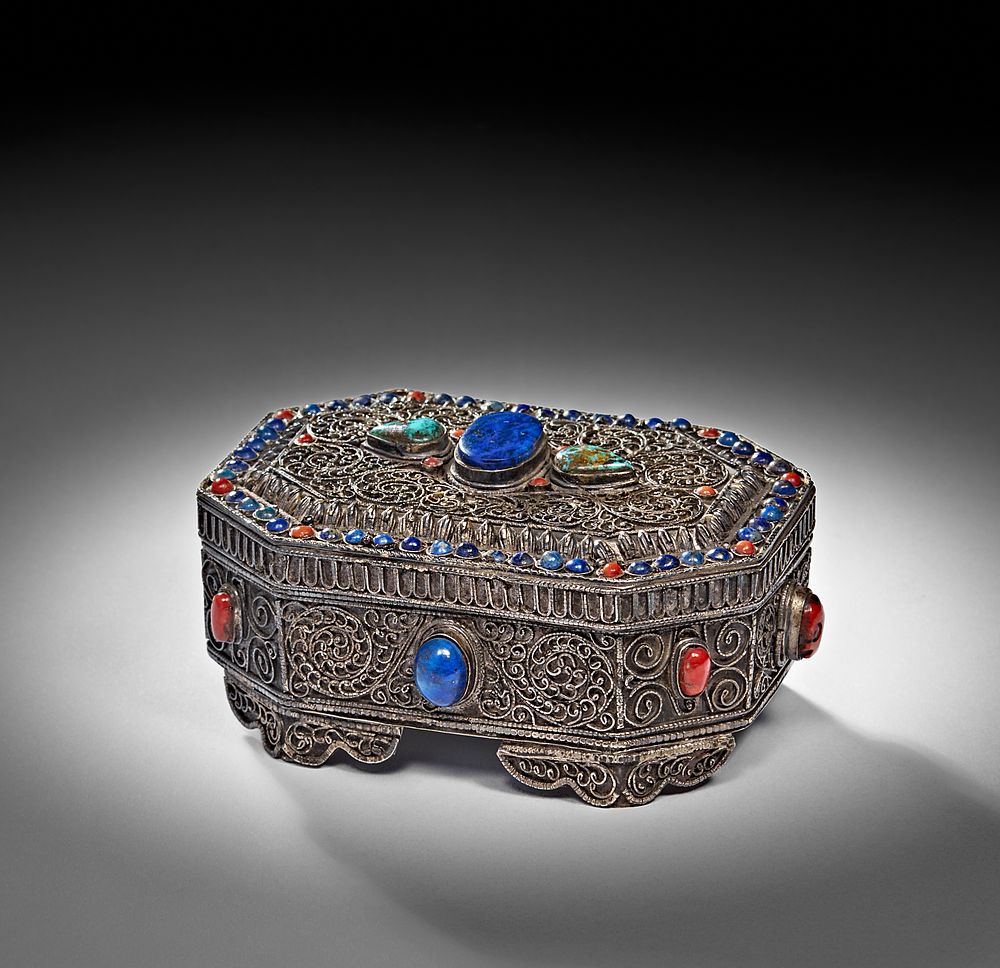 Lot 223: A RECTANGULAR TIBETAN SOLID SILVER FILIGREE BOX WITH SEMI PRECIOUS STONES, 20TH CENTURY