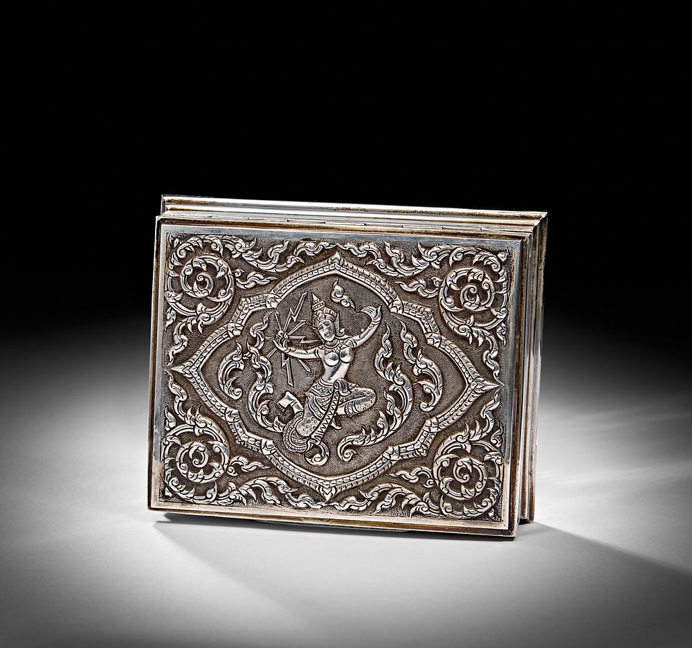 Lot 225: A VINTAGE SIAM STERLING SILVER HINGED LIDDED BOX, 20TH CENTURY