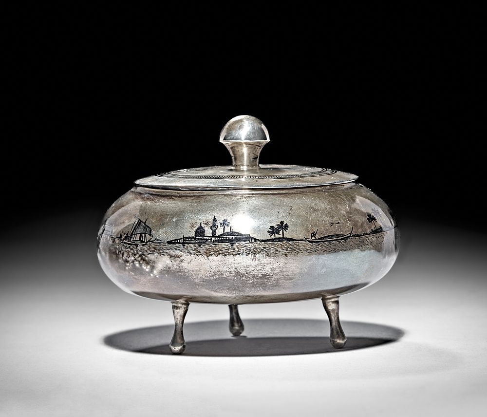 Lot 238: AN EARLY 20TH CENTURY IRAQI SILVER AND NIELLO SUGAR BOWL