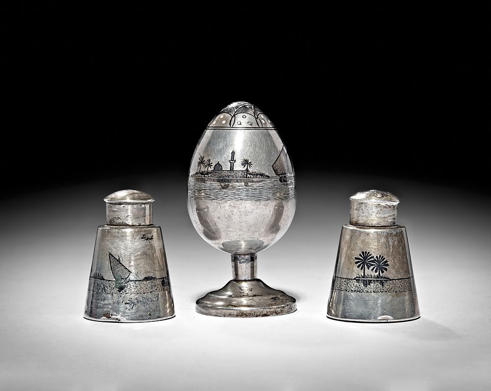Lot 241: A 20TH CENTURY IRAQI SILVER AND NIELLO SALT/PEPPER SHAKERS