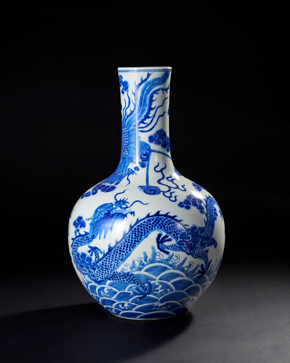 Lot 275: A CHINESE BLUE AND WHITE "DRAGON AND PHOENIS" GLOBULAR VASE, LATE QING, 19TH - 20TH CENTURY