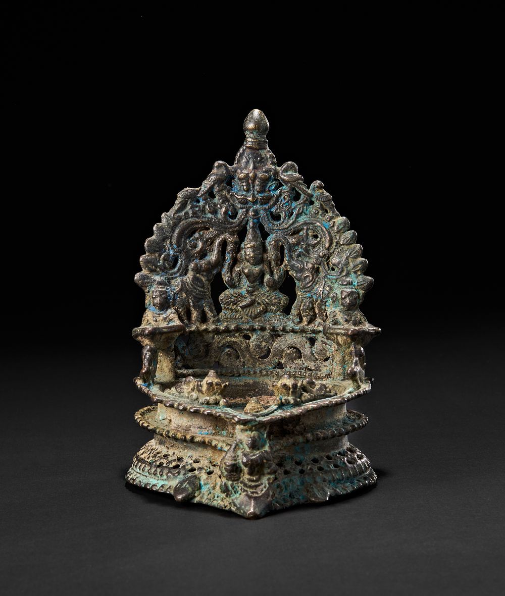Lot 192: A RARE SOUTH INDIAN KERALA BRONZE GAJA LAKSHMI OIL LAMP, 17TH CENTURY