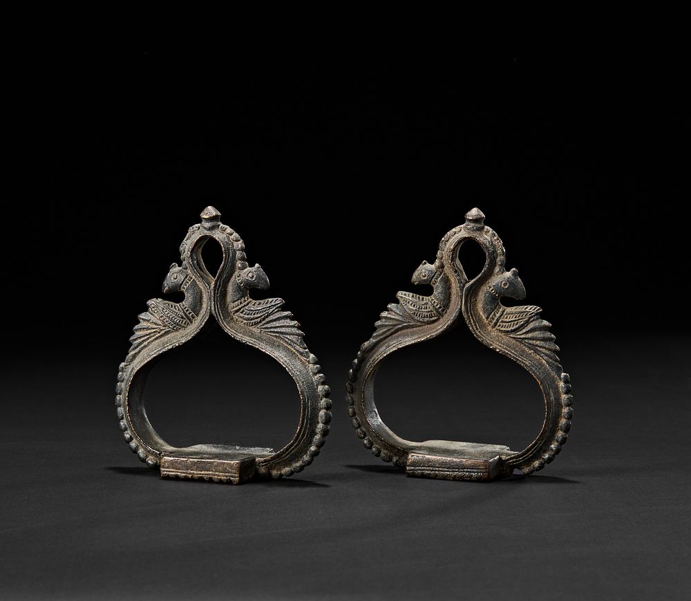 Lot 193: A PAIR OF INDIAN BRONZE HORSE STIRRUPS FOR A CHILD, DECCANI, 17TH - 18TH CENTURY