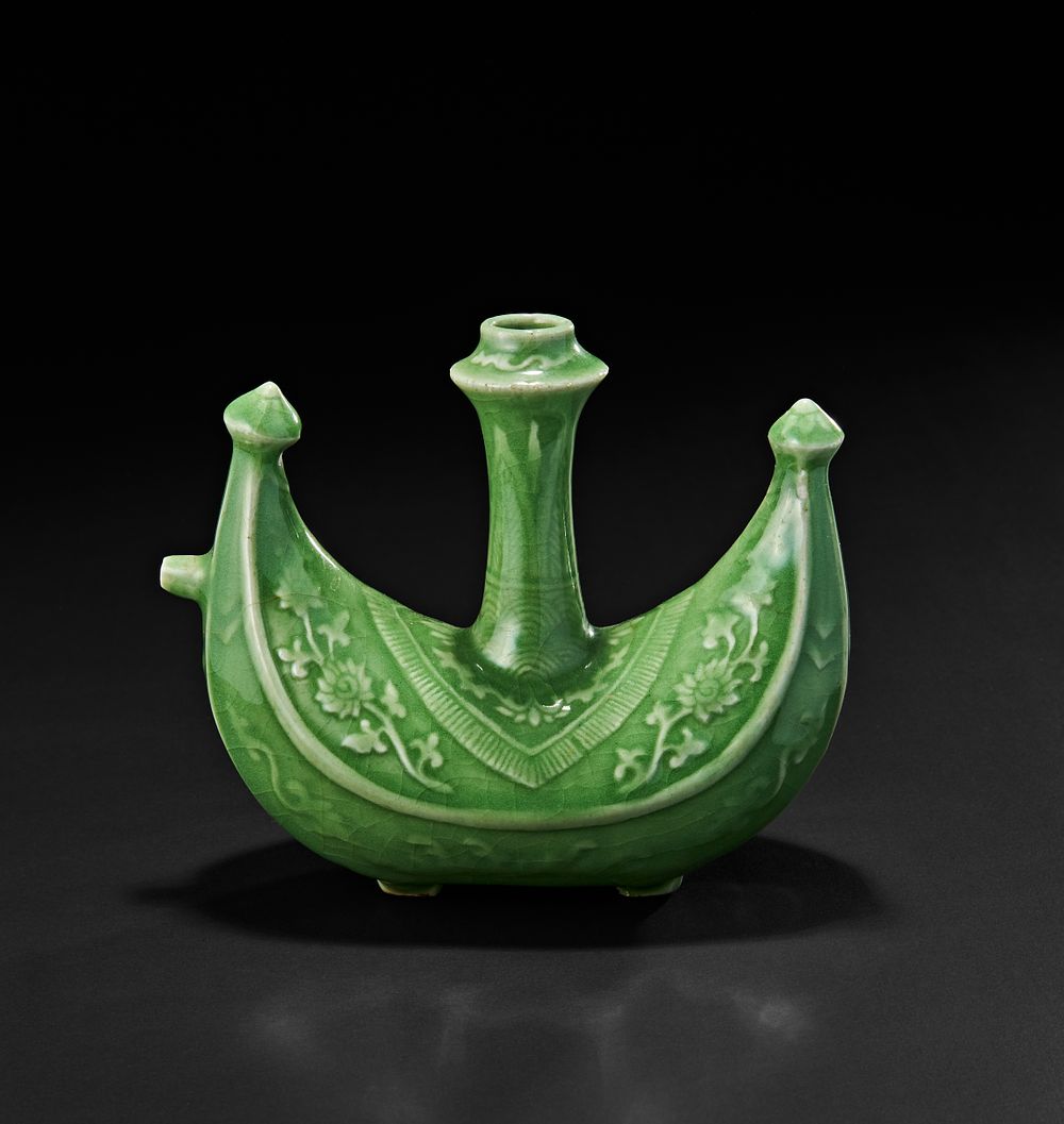 Lot 200: A CHINESE CELADON BOAT SHAPED EWER (PILGRIM FLASK) FOR THE ISLAMIC MARKET