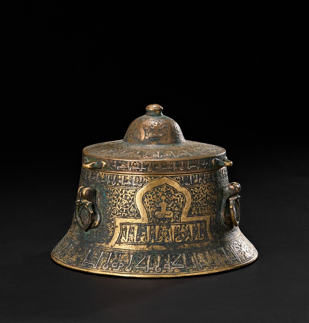 Lot 210: A RARE PERSIAN SELJUK SILVER INALID BRONZE INKWELL WITH KUFIC CALLIGRAPHY, 12TH - 13TH CENTURY