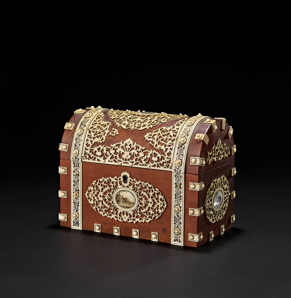 Lot 220: AN ANGLO INDIAN VIZAGAPATAM IVORY OVERLAID SANDALWOOD DOMED CASKET, 19TH CENTURY
