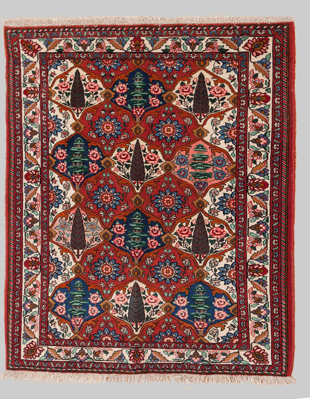 Lot 246: A VINTAGE BAKHTIAR RUG 151 X 110 CM