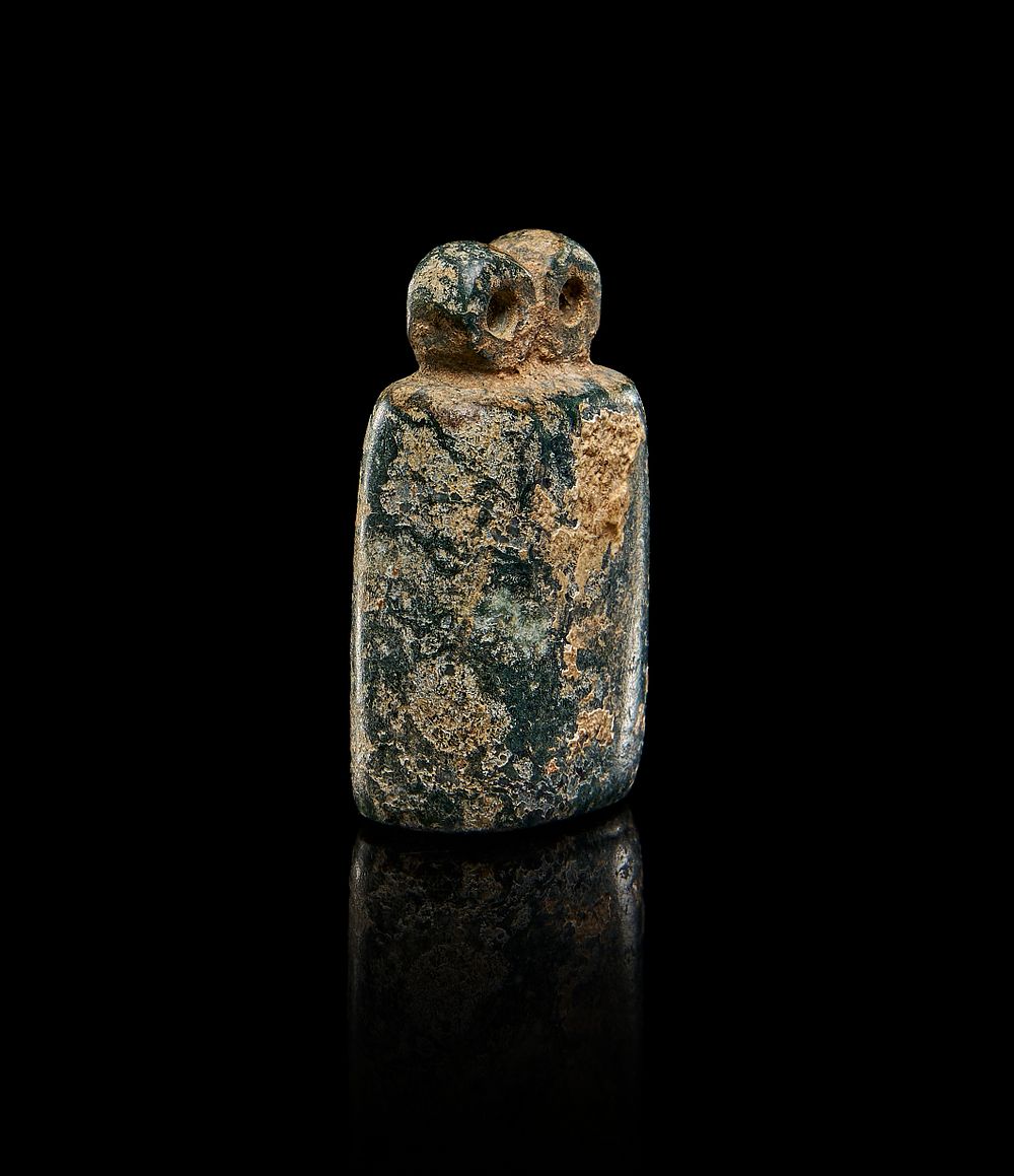 A GREEN STONE DOUBLE EYE IDOL, CIRCA 3500 - 3300 B.C. 
H: 3.3cm