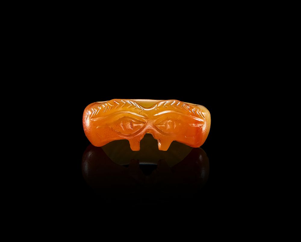 Lot 69: AN EGYPTIAN AGATE RING IN FORM OF EYE OF HORUS, THALAMIC PERIOD