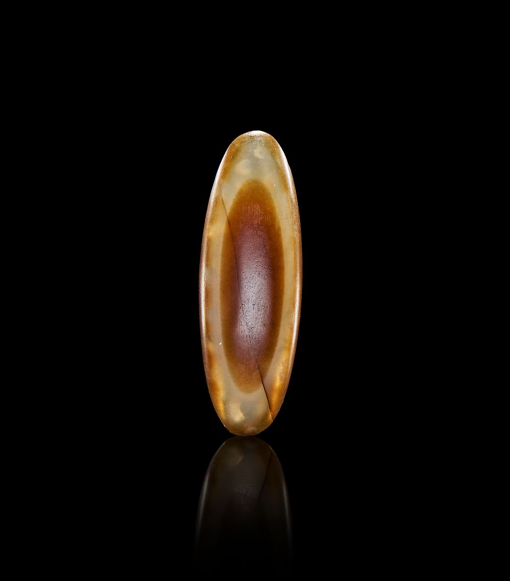 Lot 71: A SARDONYX AGATE BEAD PENDANT, 1ST MILLENNIUM B.C 