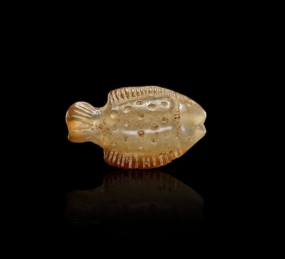 Lot 76: AGATE FISH AMULET AS A BEAD PENDANT, EASTERN GREEK PERIOD
