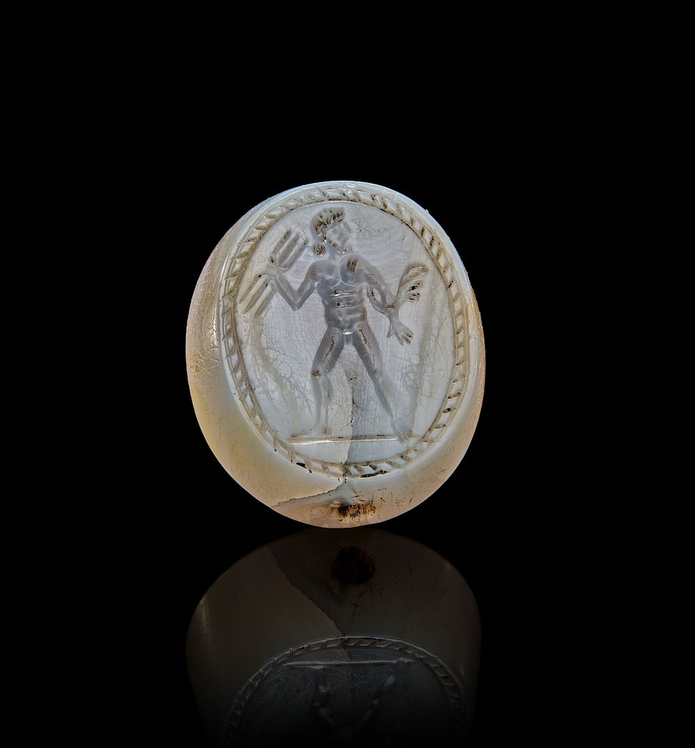 Lot 81: AN EARLY HELLENISTIC AGATE STAMP SEAL DEPICTING ZEUS HOLDING THUNDERBOLT, EARLY GREEK PERIOD, POSSIBLY 400-300 B.C