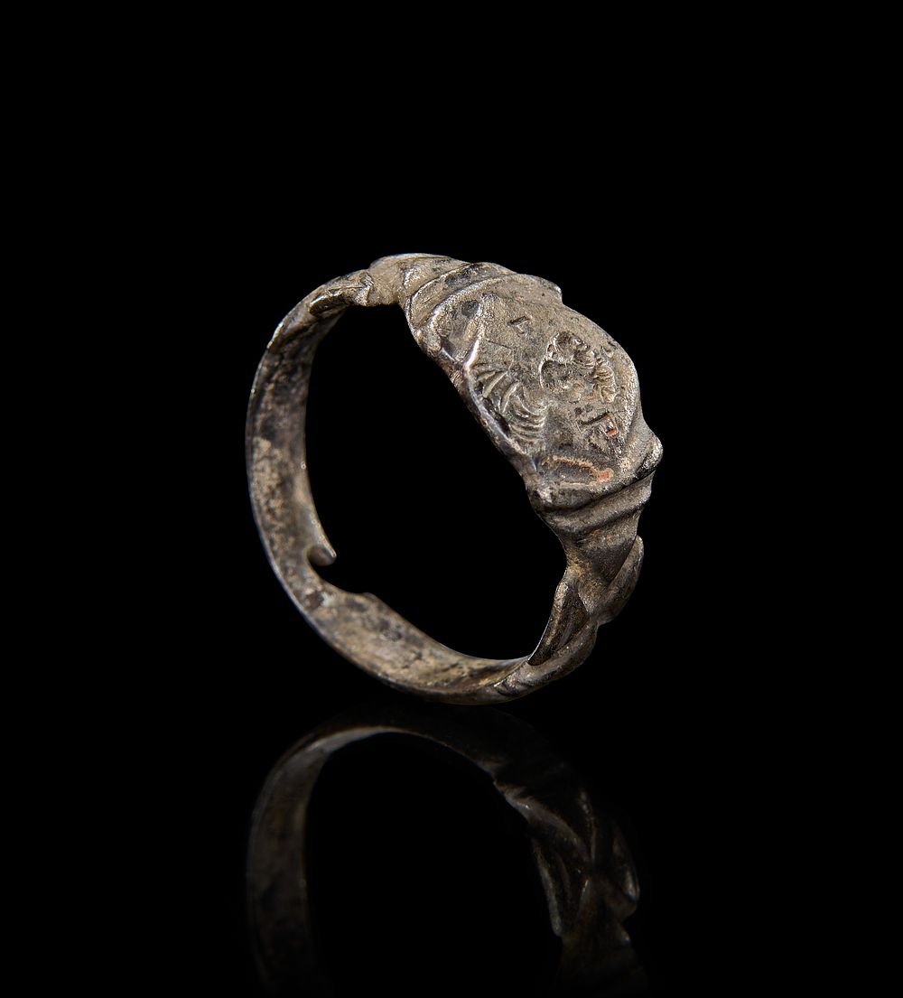 Lot 84: A SILVER RING WITH OWNER INITIALS, LATE ROMAN - EARLY BYZANTINE