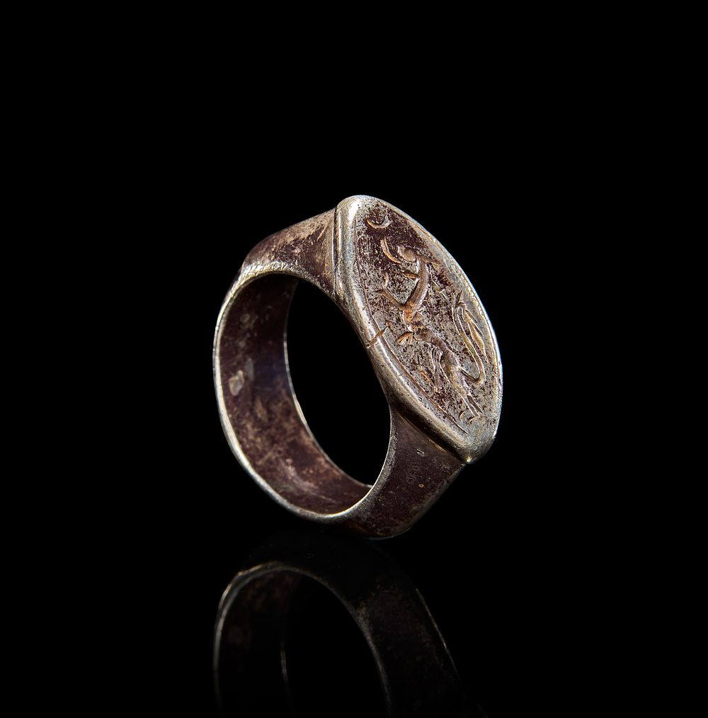 Lot 85: A SILVER ROMAN RING WITH A DRAGON DEPICTION, LATE ROMAN PERIOD