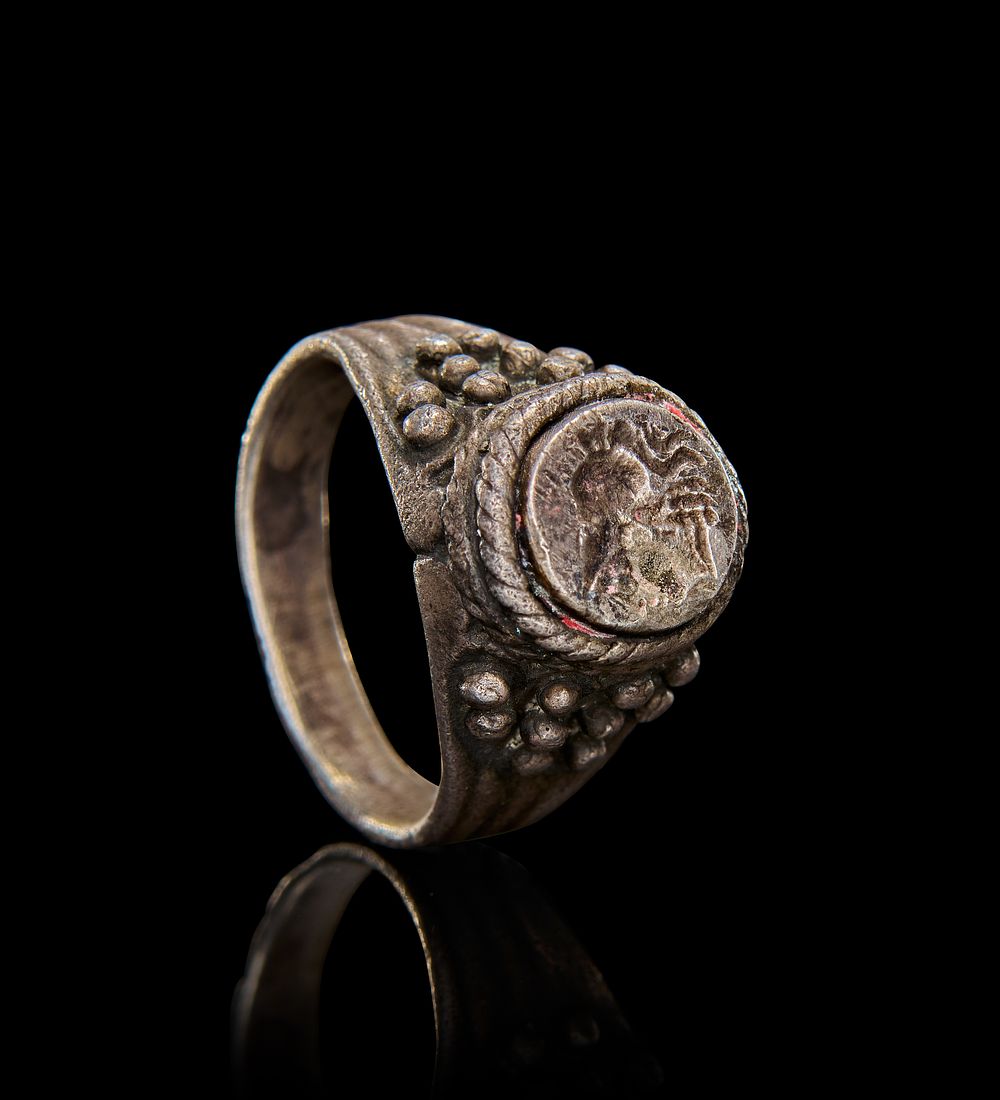 Lot 86: A ROMAN SILVER RING WITH SILVER INTAGLIO